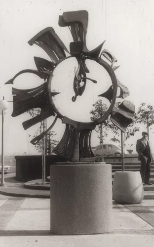 Space Daisy, Cast Aluminum, 96 x 72 x 36 inch, 1957-67